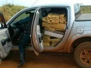 Polícia encontrou 1.162 tabletes de maconha em camionete. (Foto: Porã News)