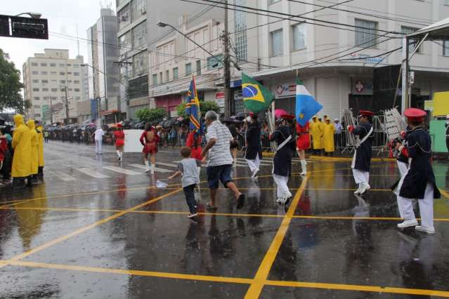 Temperatura cai 13&deg;C em Campo Grande e chuva deve continuar