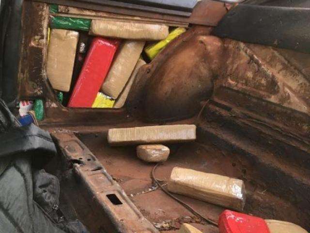 Rapaz &eacute; preso ao ser flagrado levando 70 kg de maconha em carro