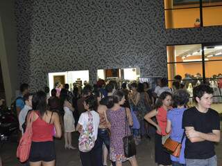 Público lotou teatro Aracy Balabanian para assistir espetáculo &quot;Preferiria Não?&quot;, de Denise Stoklos.(Foto: Simão Nogueira)