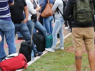 Candidatos com malas nas mãos neste domingo; quem veio de fora preferiu levar bagagem para não se atrasar (Foto: Marcos Ermínio/Arquivo)