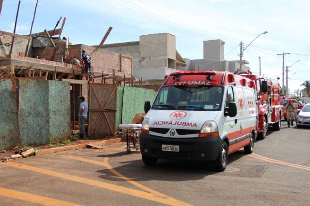 Laje de duas toneladas cai sobre trabalhador em obra no Vilas Boas 