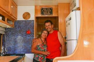 Cida e Altevir compraram o motorhome há 2 anos, depois de viajar em um alugado e se apaixonarem pelo estilo de vida (Foto: Henrique Kawananwmi)