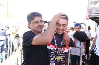 O ciclista Bruno Paim, de Dourados, saudado pelo pai após a conquista do título de campeão do Mundial de Mountain Bike (Foto: Paulo Francis)