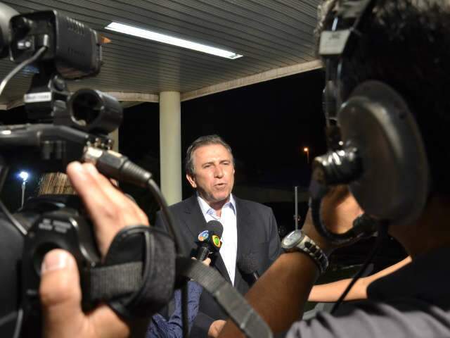 Movimenta&ccedil;&atilde;o para debate &eacute; intensa em frente &agrave; TV Guanandi 