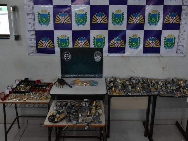 Trio que furtou moto e roubou R$ 100 mil de relojoaria &eacute; preso pela PM 