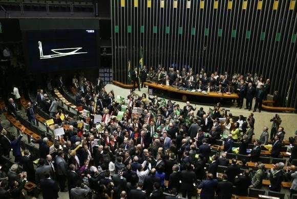 Bancada de MS mant&eacute;m previs&atilde;o e cinco votam a favor do impeachment