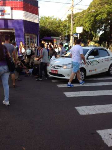 T&aacute;xi atropela mulher em cima da faixa na rua 14 de julho 