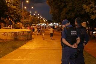 Agentes da Guarda Municipal na Orla Morena nesta quinta-feira (21). (Foto: Kísie Ainoã)