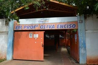 Urna e nomes de eleitores chegou com quase duas horas de atraso nesta escola. Foto: Simão Nogueira