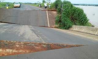 Ponte sobre uma das vazantes do Rio Amambai desmoronou e interditou ligação entre Naviraí e Icaraíma (Foto: Direto das Ruas)