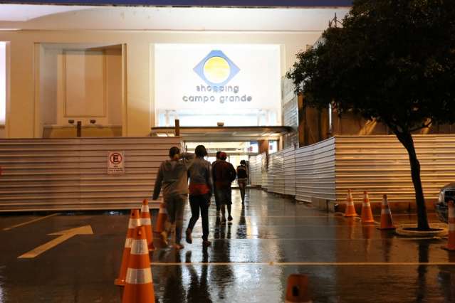 Com seguran&ccedil;a refor&ccedil;ada e chuva, rolezinho fracassa pela 3&ordf; vez 