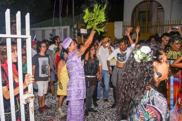Descendo as ruas do Bairro Amamba&iacute;, bloco Evo&eacute; Baco abre Carnaval