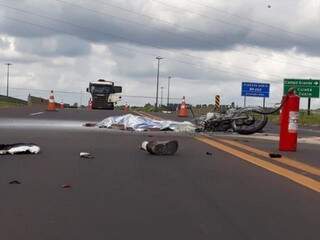 Acidente aconteceu no viaduto sobre a BR-262 (Foto: Geisy Garnes)
