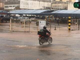 Motociclista precisa ter cuidado durante a forte chuva nesta tarde (Foto: Direto das Ruas)