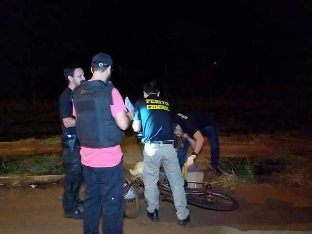 Homem &eacute; perseguido na rua e morto com quatro tiros nas costas