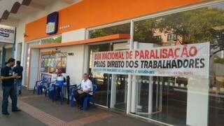 Bancários protestam nesta quarta em frente à agência do Itaú na Rua João Cândido Câmara, que só abre às 11h (Foto: Divulgação)