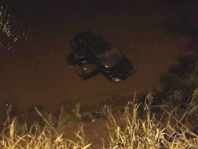 Carro cai no rio Anhandu&iacute; e v&iacute;timas s&atilde;o encaminhadas para a Santa Casa 