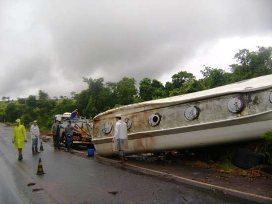 Carreta tomba, derrama &oacute;leo em c&oacute;rrego e transportadora &eacute; multada em R$ 50 mil