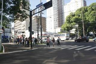 Cruzamento da rua 14 de Julho com a avenida Afonso Pena é crítico para veículos e pedestres (Foto: Marcos Ermínio)