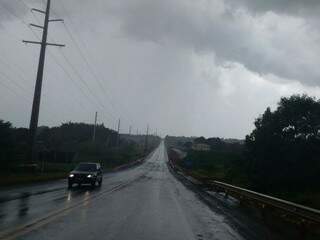 Chuva começa a cair na cidade na região do Bairro Nova Lima, na saída para Cuiabá na BR-163 (Foto: Yarima Mecchi)