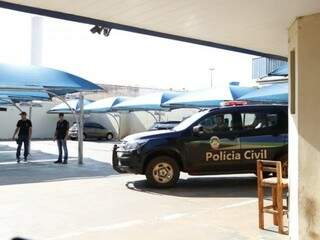 Policiais no estacionamento da Câmara de Dourados, quando foram cumpridos os mandados de prisão. (Foto: Helio de Freitas)