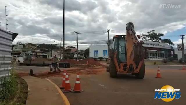 Trecho fechado para obra na Mato Grosso tumultua tr&acirc;nsito em rua paralela