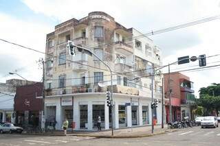 Edifício São Miguel, na esquina das Ruas 14 de Julho e Antônio Maria Coelho. (Foto: Marcos Ermínio)