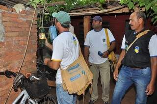 Agentes de saúde eliminam criadouros do mosquito da dengue em bairro de Dourados (Foto: Divulgação/A. Frota)