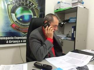 Durante entrevista, delegado Lauretto recebeu ligação da Sejusp sobre o caso Zeolla. (Foto: Guilherme Henri)