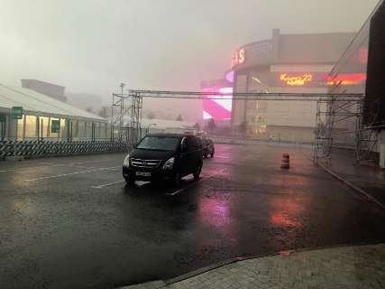 Franceses têm reação de sertanejos com volta da chuva hoje em Moscou