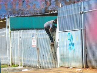 Reportagem do Campo Grande News flagrou homem pulando grade nesta quinta-feira (20) perto do antigo Terminal (Foto: Henrique Kawaminami)