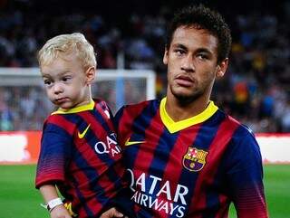 Davi Lucca com o pai Neymar. (Foto: Reuters)