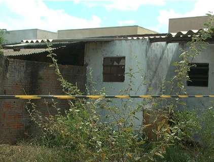 Casa abandonada onde morador de rua de 46 anos foi atacado é incendiada 