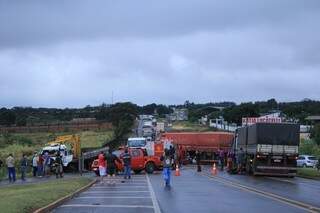 Acidente grave envolvendo três caminhões fechou a pista. (Foto: Marina Pacheco)