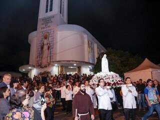 F&eacute; lota par&oacute;quia em celebra&ccedil;&atilde;o a Nossa Senhora de F&aacute;tima