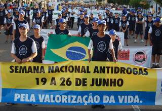 Com muitos jovens, famílias, a marcha teve vários cartazes e fachas. (Foto: Simão Nogueira)