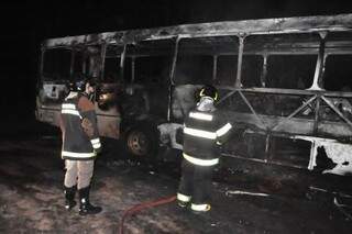 Bombeiros controla fogo, mas ônibus fica destruído. (Foto:TanamídiaNaviraí)