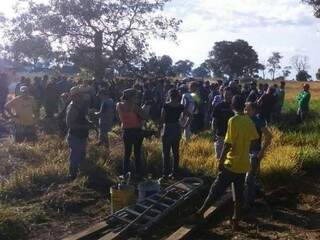 Grupo em reunião na fazenda hoje pela manhã. (Foto: Divulgação/ FNL)