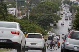 Semáforos em pane deixou trânsito tumultuado na Avenida Afonso Pena. (Foto: Gerson Walber) 