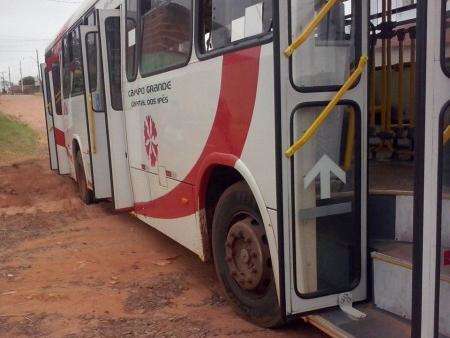 Ônibus fica preso em buraco e só sai com a ajuda de moradores