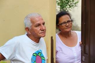 Carlos e Eunice moram há 13 anos e consideram as corujas parte da vizinhança já. (Foto: Fernando Antunes) 
