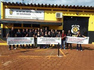 Agentes penitenciários em protesto em frente à PED nesta manhã (Foto: Sinsap-MS/Divulgação)