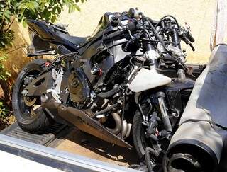 Destroços da moto pilotada pelo eletricista automotivo (Foto: Gerson Walber)
