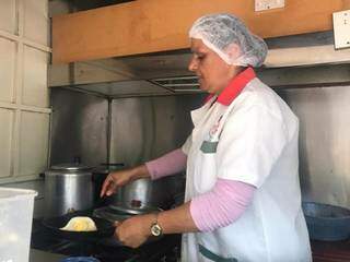 Santina Pereira dos Santos preparando um ovo frito para servir no almoço (Foto: Alana Portela)