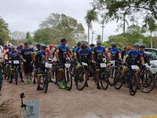 Competidores aguardam largada para prova de trilha (Foto: Prefeitura de Corumbá/Divulgação)