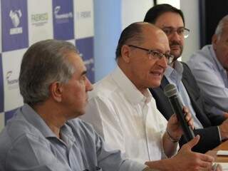 Geraldo Alckmin discursa em evento da Fiems. Ao lado esquerdo, o governador Reinaldo Azambuja e, do outro, o presidente da Fiems, Sérgio Longen. (Foto: Saul Schramm).