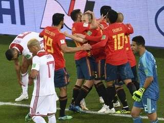 Espanhóis comemoram gol de empate contra Marrocos em Kaliningrado (Foto: Ozan Kose/AFP)