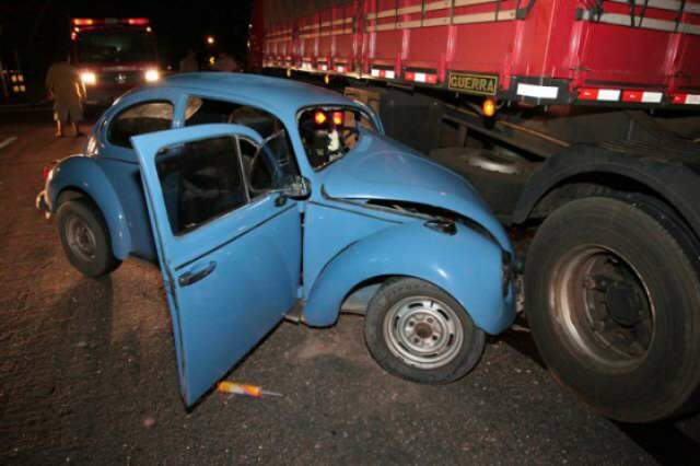  Acidente entre Fusca e carreta deixa tr&ecirc;s feridos em rodovia