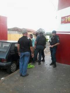 Suspeito foi detido por populares até a chegada da PM (Foto: Divulgação)